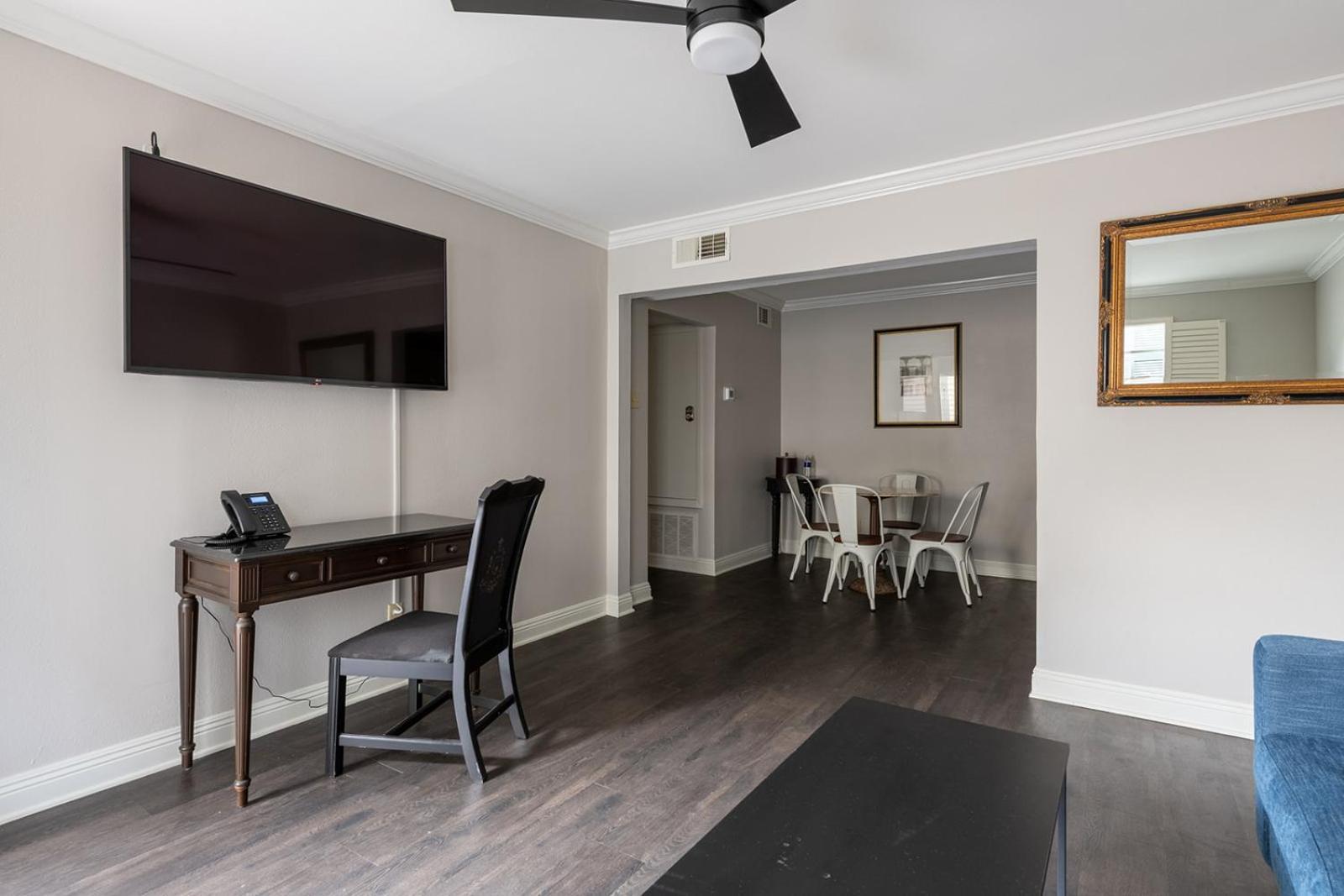 French Quarter Suites Hotel นิวออร์ลีนส์ ภายนอก รูปภาพ
